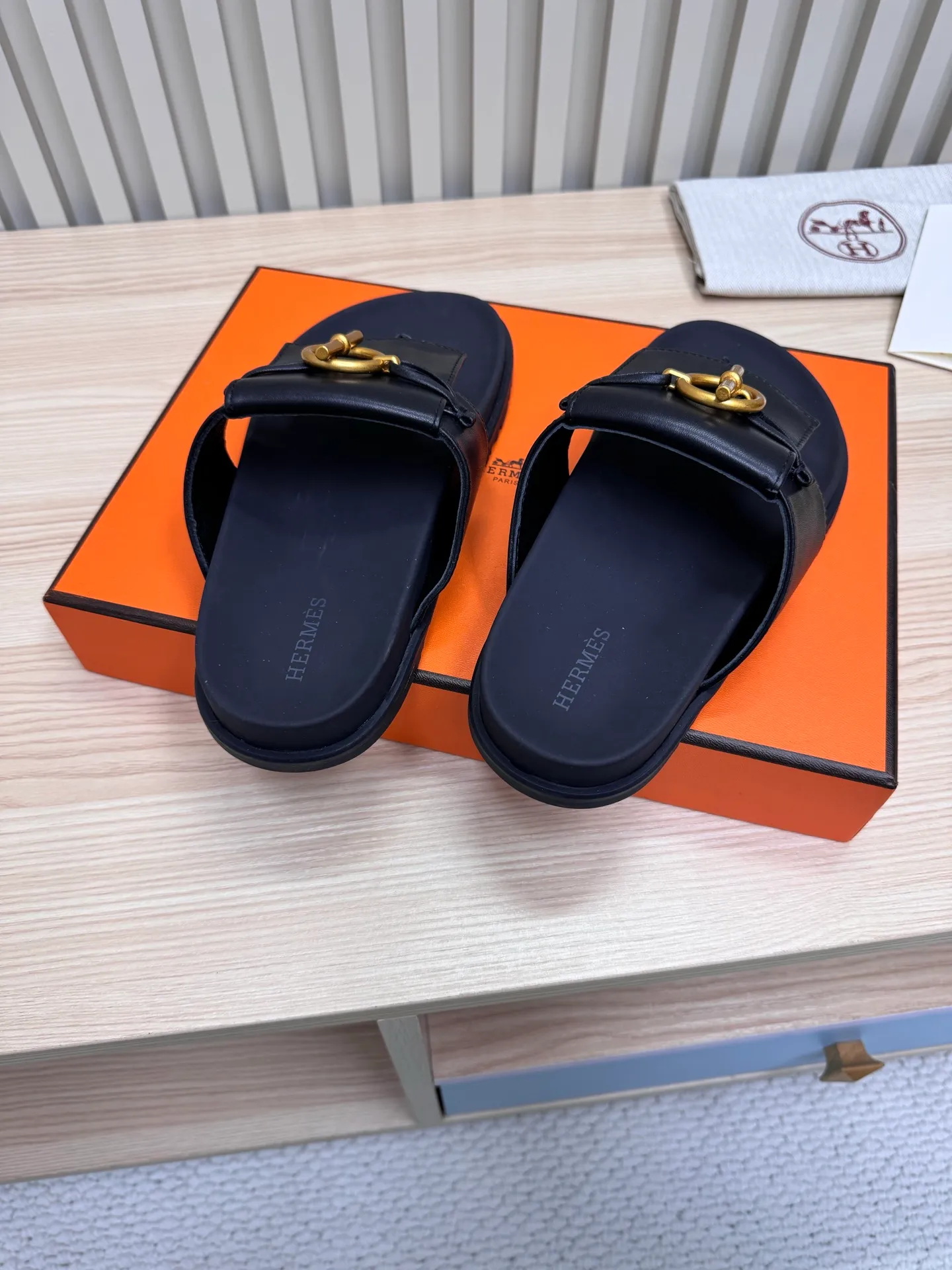 👟👟Ex-factory price 502👟👟Hermes🐎The extremely popular couple’s slippers/the latest hardware buckle sandals and slippers, paired with various colorful socks, so trendy!  ———————— Upper: imported cowhide/sheep leather/cloth/palmprint leather lining: imported cowhide/sheepskin outsole: Tpu non-slip and wear-resistant outsole Female size: 35-42 (40.41.42 non-returnable and non-exchangeable) Male code: 39-45 (45 non-returnable and non-exchangeable)